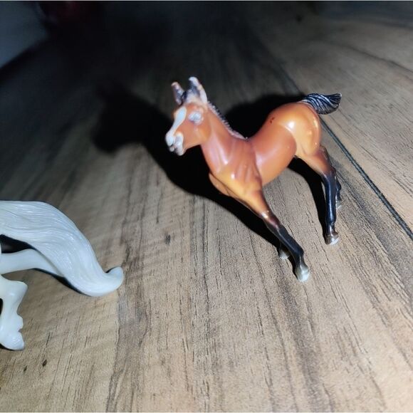 Breyer Reeves Horse Set Of Two Small Horses 3"in & 2½"in.The white silver one - Picture 10 of 11